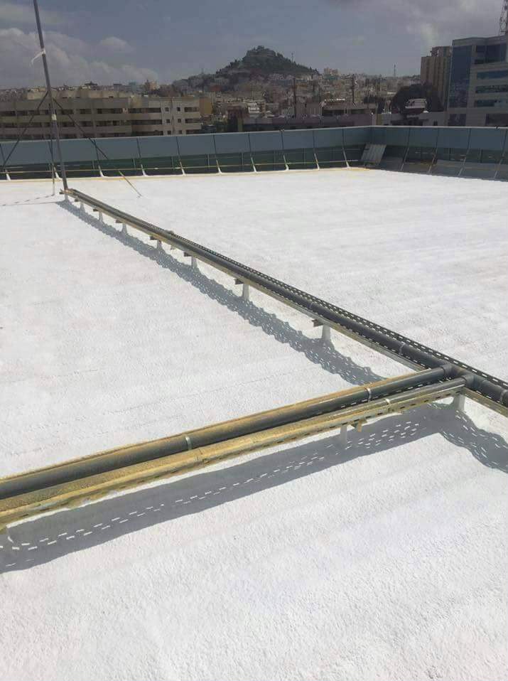 طبقة عزل الفوم على سطح مبنى بعد التطبيق وفحص التغطية